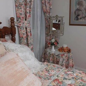 Twin Size Bedspread with Curtains and Tablecloth